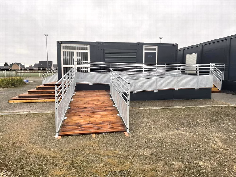 Club House et vestiaires sportifs modulaires au stade Julien Butruille à Raimbeaucourt — vue 2