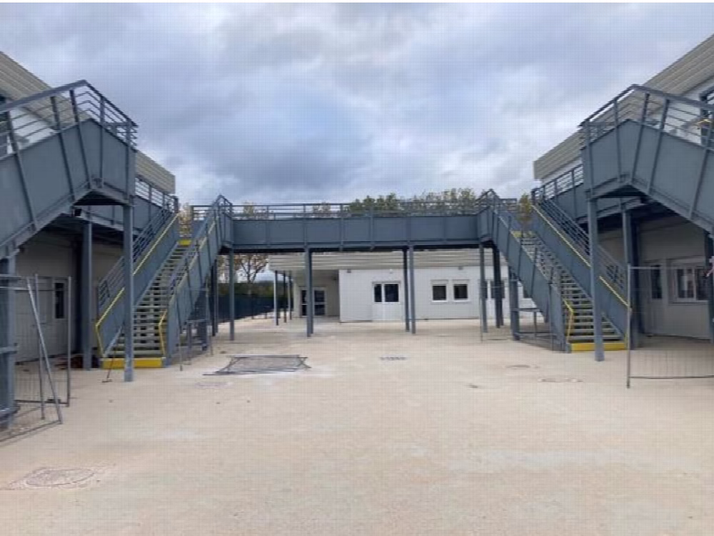 Passerelle et escaliers pour collège