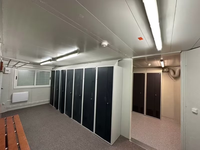 Vestiaires et casiers d'un bungalow modulaire